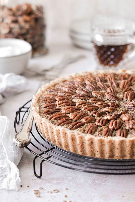 This maple pecan tart has a buttery pecan shortbread crust and a gooey maple pecan filling. Pecan Pie Cake Recipe Southern Living, Pie Crust Breakfast, Rectangle Tart, Pecan Shortbread Crust, Pecan Pie Cake Recipe, Pecan Tarts Recipe, Pecan Pie Tarts, Tart Crust Recipe, Maple Pecan Pie