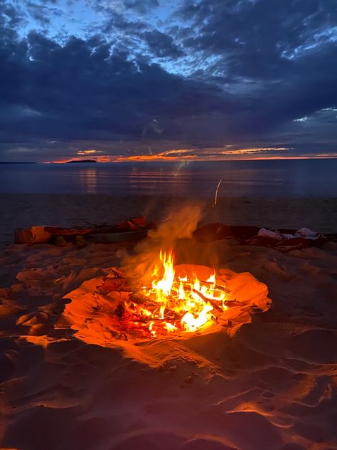 Summer Bonfire, Byron Bay Beach, Spring Camping, Beach Fire, Beach Sunset Wallpaper, Beach Video, Beach At Night, Camping Photography, Fire Photography