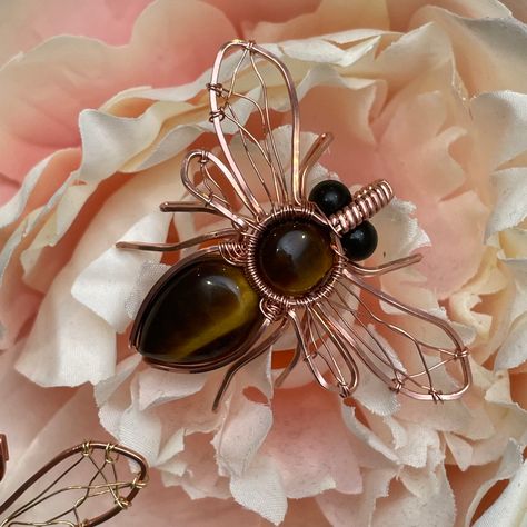 Wire Bee, Wire Wrapped Bee, Insect Jewelry Diy, Wire Wrap Bee, Wire Insects, Butterfly Wire Wrapped Pendant, Wire Wrapping Diy, Wire Wrapped Stone Jewelry, Wire Wrap Jewelry Designs