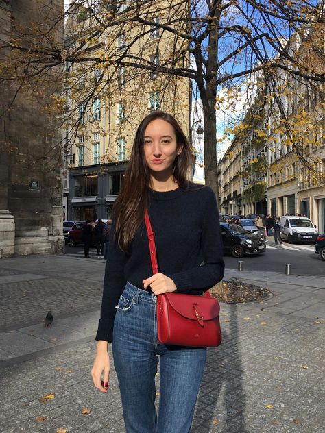 A red leather bag (APC) and gold jewelry are just a few of the must-have french accessories you should own! Red Crossbody Bag Outfit, Red Purse Outfit, Parisian Style Winter, Fall Italy Outfits, Red Bag Outfit, French Accessories, Crossbody Bag Outfit, Basic French, French Wardrobe