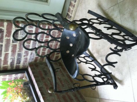 Horseshoe chair. Horseshoe Animals, Horseshoes Crafts, Upcycle Crafts, Horseshoe Crafts Projects, Metal Welding Art, Barn Apartment, Welding Crafts, Welding Ideas, Horseshoe Projects