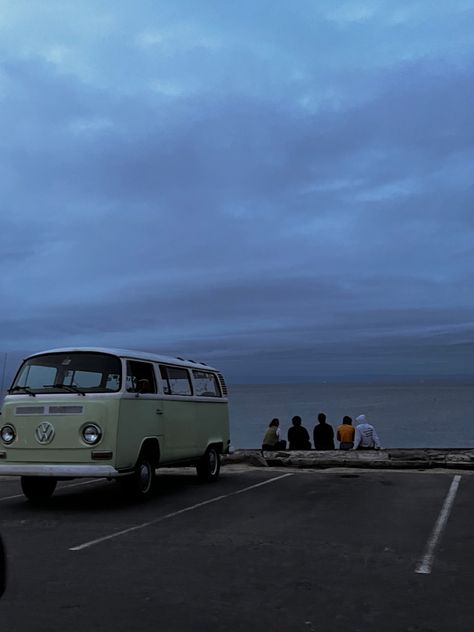 Aesthetic Vans Car, Driving Beach Aesthetic, California Van Life, Summer Cars Aesthetic, Beach Roadtrip Aesthetic, Trailer Camping Aesthetic, Van Road Trip Aesthetic, Van Car Aesthetic, Old Van Aesthetic