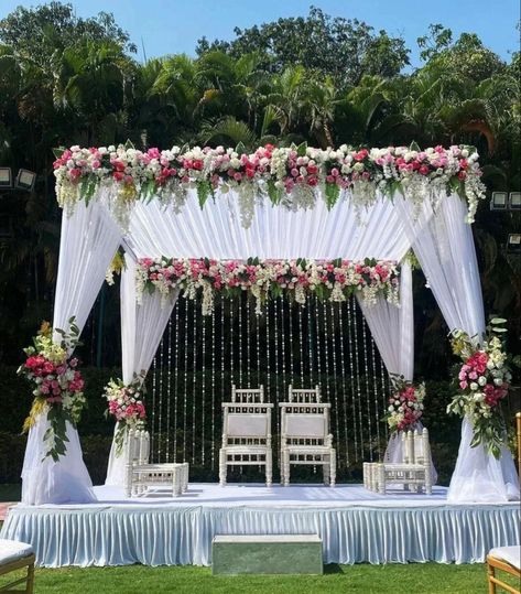 Indian Engagement Decorations Outdoor, Marriage Chori Design, Chori Decoration Wedding, Vidhi Mandap Decor, Mandap Designs Outdoor, Wedding Mandap Ideas, Outdoor Wedding Stage, White Mandap, Wedding Mandap Decoration