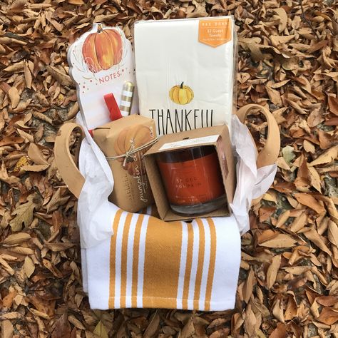 Thanksgiving Gifts Teachers, Co Worker Thanksgiving Gift Ideas, Thanksgiving Gift Basket For Teacher, Thanksgiving Friend Gifts, Fall Prize Basket Ideas, Thanksgiving Gift Ideas For Employees, Cheap Fall Gift Basket Ideas, Christmas Teacher Gift Basket, Friendsgiving Basket Ideas