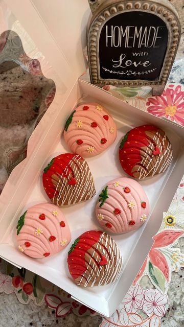 Mexican Strawberry Shortcake, Conchas Mexicanas Art, Valentine Conchas, Heart Shaped Conchas, Cute Conchas, Strawberry Conchas, Stuffed Conchas, Concha Bouquet, Pink Conchas