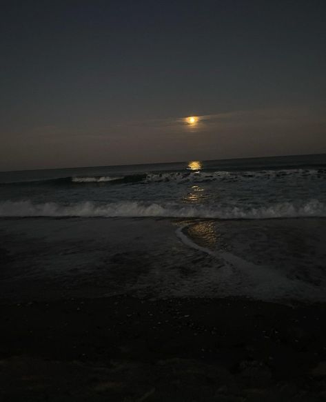 Calming Photos, Dark Beach, Ocean At Night, Mystic Moon, Beach At Night, Sky Pictures, Night Scenery, Night Vibes, Peaceful Places