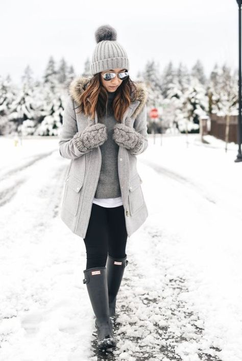 12 Warm Winter Outfits That Are Still Chic - Society19 Winter Outfits Casual Cold, Vinter Mode Outfits, Snow Day Outfit, Pretty Winter Outfits, Cold Weather Outfits Winter, Winter Outfits Snow, Winter Outfits Warm, Black Leggings Outfit, Cold Weather Outfit