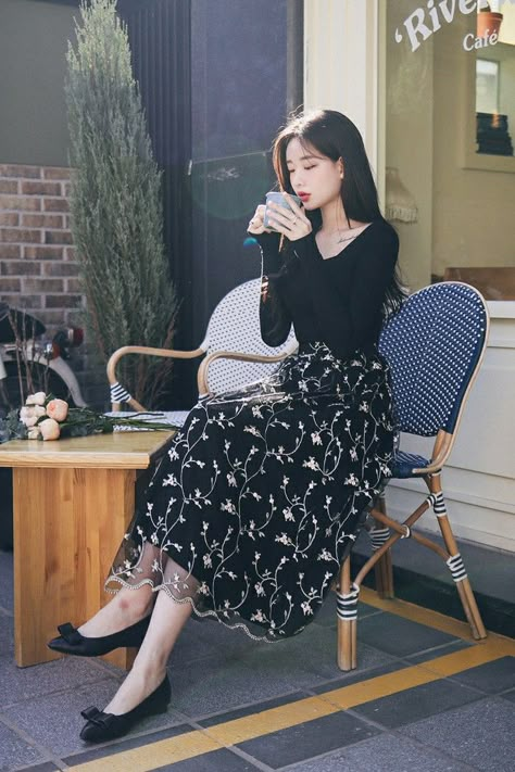 Eloquent Outfits, Korean Feminine Outfits, Outfits Black Women Spring, Spring Outfits Black Women, Japan Outfit Ideas, Korean Outfits Men, Casual Old Money, Skirt Outfits Korean, Japanese Minimalist Fashion