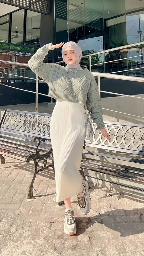 Posing Ideas For Women Standing, Crop Top Outfits Korean Style, Ootd Crop Top, Ootd Korean Style Hijab, Outfit Rok, Korean Style Hijab, Fashion Outfits Hijab, Ootd Korean Style, Tutorial Hijab Pashmina