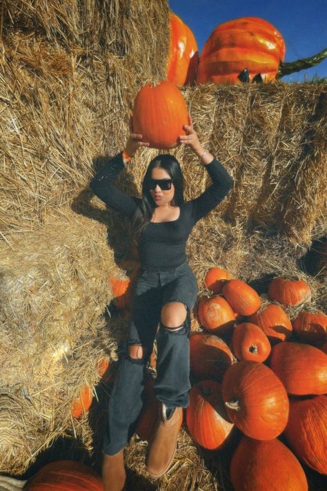 Uggs outfit inspo Pumpkin Patch Photos, Ugg Store, Baddie Outfit, Pool Days, Classic Boots, Classic Mini, Ankle Bootie, Fashion Editor, Baddie Outfits