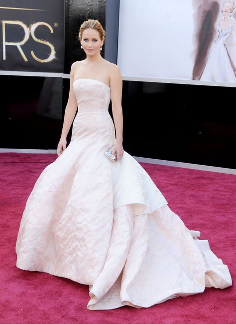 The Forgotten Oscars' Style Moments: Jennifer Lawrence wears an Ivory Dress with a Dramatic Train. Jennifer Lawrence Red Carpet, Jennifer Lawrence Dress, Jennifer Lawrence Oscar, Vestidos Oscar, Best Oscar Dresses, Oscar Gowns, Stile Blair Waldorf, Oscars Red Carpet, Best Red Carpet Looks