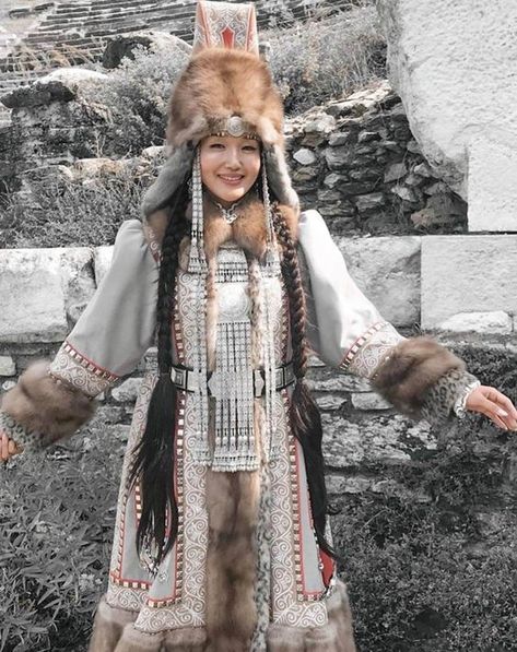 Mongolia Traditional Clothes, Traditional Siberian Clothing, Mongolian Clothing Traditional, Traditional Mongolian Clothing, Mongolian Traditional Clothing, Inuit Clothing, Traditional Clothing Around The World, Tibetan Clothing, Russian Traditional Clothing