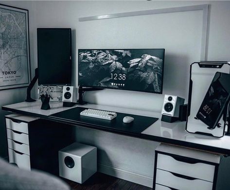 Black And White Gamer Room, Black And White Computer Setup, White Office Setup, Black And White Gaming Setup Aesthetic, Black Computer Setup, Gaming Setup Black And White, White And Black Gaming Setup, Black And White Gaming Room, Black Gamer Room