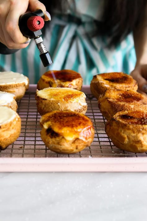 Crème Brûlée Cream Puffs Creme Brulee Cream Puffs, Cream Brulee Donut, Craquelin Cream Puff, Creme Puffs, Creative Dessert Ideas, Puff Dessert, Choux Cream, Cream Brulee, Cream Puff Recipe