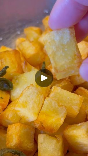 173K views · 9.5K reactions | Sei stanco di fare patate fritte bruciate fuori e crude dentro?
Patate alla doppietta✨

Perché le ho chiamate così? Perché mettendo tutto a freddo e poi alzando gradualmente la temperatura dell’olio andremo a cuocerle prima in olio cottura (che è una frittura a bassa temperatura che permetterà alle patate di cuocere bene internamente) e poi switchare in una vera e propria frittura non violenta che non rischierà di bruciare patate e olio.
Con un po’ di esperienza potrai utilizzare la stessa metodologia per farle anche a bastoncino. Il fatto di farle a cubetti, oltre a renderle incredibilmente carine, ci aiuta ad avere omogeneità di cottura e una più pratica facilità di mescolamento.
È importante anche che le patate non stiano ammonticchiate l’una sull’altra. Qu Miriam Makeba, Festival, On Instagram