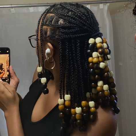 Short braids with beads,mini braids inspo Cornrow Locs Styles, Braids For College Students, 4c Protective Hairstyles Braids, How To Style Braids With Beads, Hairstyles To Do On Braids, Short Braids With Beads, Twists With Beads, Black Weave Hairstyles, Beads Hairstyles