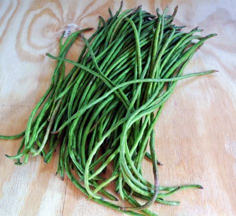 Sesame Glazed Long Beans Chinese Long Beans, Long Beans, Long Bean, Chinese Cooking Recipes, Runner Beans, Summer Eating, Treat Recipes, Green Bean Recipes, Toasted Sesame Seeds