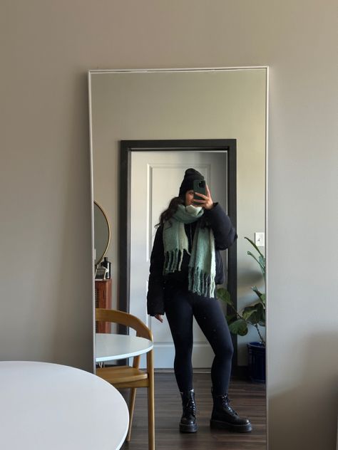 Puffer Jacket Scarf Outfit, Big Scarf Outfit Chunky Scarves, Thick Scarf Outfit, Oversized Scarf Outfit, Black Puffer Coat Outfit, Winter Beanie Outfit, Chunky Scarf Outfit, Big Scarf Outfit, Black Puffer Jacket Outfit