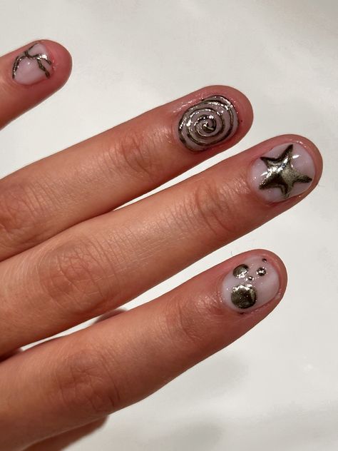 Chrome Design Short Nails, Short Nails Swirl Design, Chrome Nail Art Short, Silver Chrome Nails Short, Short Nail Y2k, Easy Chrome Nail Art, Chrome Nail Art Men, Silver Swirl Nails, Short Acrylic Nails Chrome