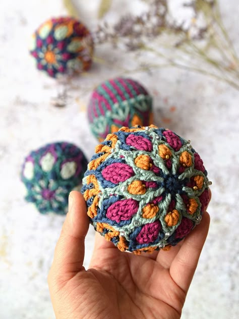 Brioche Crochet, Snowflake Crochet, Overlay Crochet, Slip Stitch Crochet, Crochet Snowflake, Crochet Ornament Patterns, Crochet Overlay, Crochet Ball, Crochet Xmas