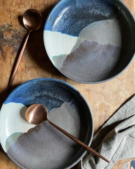 UNEARTHED CERAMICS on Instagram: "Oooh, some delicious glaze action on these new dusk plates that have just come out of the kiln! My client will be happy! So rewarding! K🙌🏼 #studioceramics #modernceramics #bespokeceramics#warmtones #smallbatchpottery #handcraftedceramics #loveceramics #handmadepottery #ceramicsofinstagram #fromtheearth #naturalstyle #handmadepotterymelbourne #melbourneceramics #handmadeisthenewblack #handmadepotterymelbourne #consciousliving #slowliving #countrystyleloves #co Ceramic Table Setting, Ceramic Glaze Bowl, Pottery Plate Glazing Ideas, Ceramic Bowl Glaze Ideas, Ceramic Platters Ideas Design, Ceramic Plates Designs Handmade, Ceramic Plate Glaze Ideas, Glazing Dinner Plates, Plate Glaze Ideas