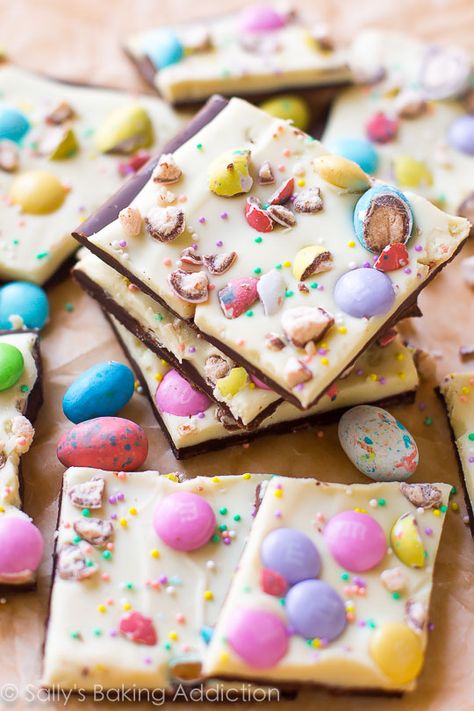 Only a couple ingredients and your favorite Easter candy to make this easy Easter Bunny Bark! Recipe found on sallysbakingaddiction.com Bunny Bark, Easter Bunny Bark, Easter Candy Recipes, Easter Bark, Egg Chocolate, Pastel Cupcakes, Easter Sweets, Candy Bark, Chocolate Festival