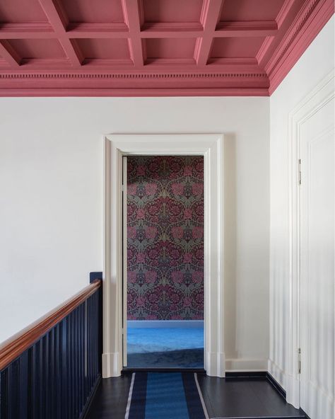 Line Klein on Instagram: “This color combination is beautiful, and through the door you see beautiful William Morris wallpaper. Design by @nadiaoliveschnack shot…” Basement Color, Modern Georgian, Red Ceiling, Painted Closet, Ceiling Details, Painted Staircases, Accent Ceiling, Hallway Wallpaper, Ceiling Painting