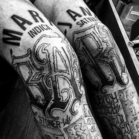 Cool Lettering Knee Tattoos For Males Knee Cap Tattoo Men, Above The Knee Tattoo Men, Tattoos For Males, Acab Tattoo, Knee Tattoos, Tattoo Over Scar, Tattoo Filler, Knee Cap, Omerta Tattoo