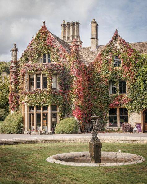 Manor House Castle Combe, Academia Pictures, English Manor Houses Interior, Manor Exterior, Old English Manor, Cottage Mansion, Manor House Interior, Pretty Buildings, Manor Interior