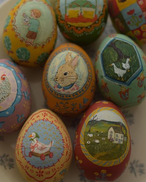 Johana Krasinski 🌙 | Another preview of the Easter heirloom eggs coming this Thursday 🎉 at 11 am est so, save the date 😁 I still have a few more to paint and I… | Instagram Hand Painted Easter Eggs, Painted Easter Eggs, Easter Egg Art, Easter Hats, Hosting Holidays, Easter Images, Easter Egg Crafts, Easter Egg Painting, Egg Crafts