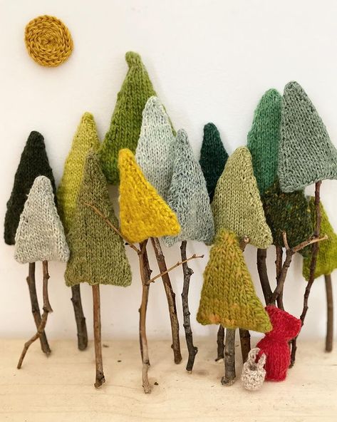 Knitted Christmas Decorations, Winter Diy Crafts, Cottage Designs, Knitting Hacks, Knitting Club, Animal Knitting Patterns, Textile Projects, Crochet Christmas Trees, Wool Projects