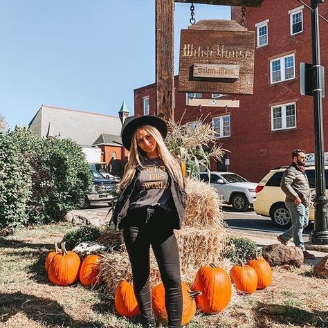 Looking for fall photoshoot ideas or fall photos for Instagram? Check out these fall instagram pictures including various pumpkin patches, carnival, leaf photos, and more fall photoshoots and fall photo ideas Salem Pictures Ideas, Cute Fall Photoshoot Ideas, Salem Outfits Fall, Salem Outfits, Photoshoot Ideas For Instagram, Fall Photoshoot Ideas, Salem Witches, Nicole Fashion, Pic Inspiration