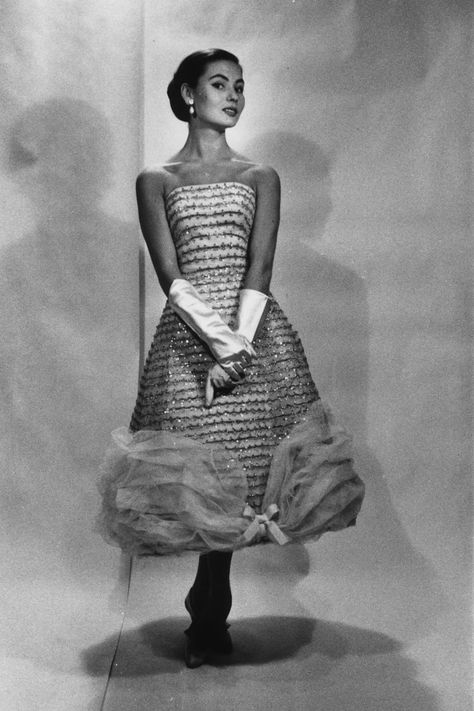 French Fashion Designer Hubert de Givenchy Is Dead at 91 Hubert Givenchy, Haute Couture Outfits, Givenchy Haute Couture, Cristobal Balenciaga, Givenchy Fashion, Givenchy Couture, Givenchy Dress, Glamour Vintage, Formal Evening Wear