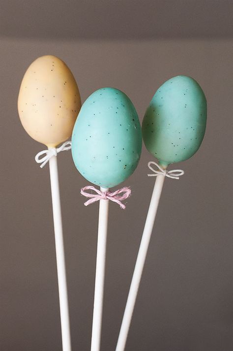 Speckled Egg Cake Pops recipe at Cakeb0t: So cute for Easter, baby showers, or any spring party. Speckled Egg Cake, Egg Cake Pops, Easter Egg Cake Pops, Cake Pop Recipe Easy, Easter Cake Pops, Easter Egg Cake, Speckled Eggs, Egg Cake, Kids Easter Basket