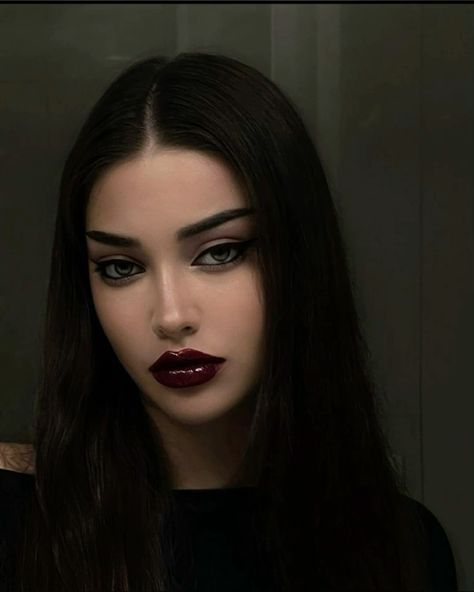 Isabelle Rose, Feminine Makeup, Vampy Makeup, Dark Makeup Looks, Vampire Makeup, Witch Makeup, Makeup Guide, Dark Feminine Aesthetic, Dark Makeup