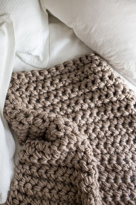 hand crochet blanket pattern Diy Yarn Blankets, Hand Crochet Blanket, Crochet Blanket Kit, Chunky Crochet Blanket Pattern, Hand Crocheted Blanket, Finger Crochet, Crochet Throw Pattern, Throw Blanket Pattern, Chunky Crochet Blanket