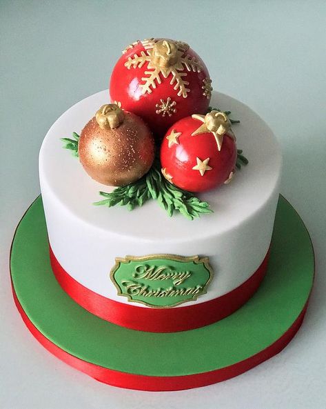 Bauble Christmas Cake by Lorraine Yarnold Christmas Bauble Cake Ideas, Christmas Cake Toppers Fondant, Chocolate Christmas Cake Designs, Christmas Cake Designs Fondant, Christmas Cake Decorations Fondant, Round Christmas Cake Designs, Christmas Crinkles, Bauble Cake, Easy Christmas Cake Decorating Ideas