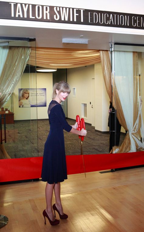 Taylor Swift at Opening of the Taylor Swift Education Center in Nashville Red Era, Taylor Swift Web, Estilo Taylor Swift, All About Taylor Swift, Taylor Swift Red, Red Taylor, Education Center, Swift 3, Long Live Taylor Swift