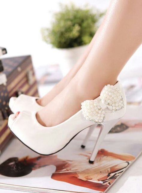 Bows! Shoe Gallery, Beautiful Heels, Bow Heels, Fabulous Shoes, Fashion Heels, Wholesale Shoes, Crazy Shoes, Pretty Shoes, Shoe Obsession