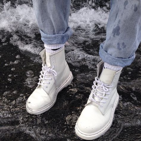 #pants #shoes #style #fashion #look White Dr Martens Outfit, White Dr Martens, Martens Outfit, Dr Martens Outfit, Dr Martens White, White Boots, Doc Martens, Dr. Martens, Sock Shoes