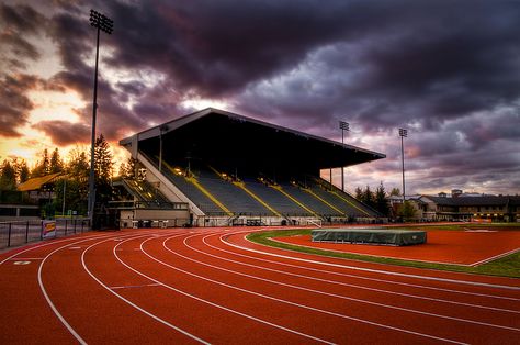 got to run at hayward last spring during the twilight meet :D Hayward Field, Running People, Oregon College, Xc Running, Inspirational Running Quotes, Oregon Football, Olympic Trials, A Box Of Chocolates, Track Meet