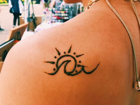 Small Henna Designs Hand Tiny Tattoo, Henna Tattoo Designs Ribs, Henna Tatoos Ideas Arm, Cute Henna Tattoos Aesthetic, Wave Henna Designs, Cute Summer Henna Tattoos, Beachy Henna Ideas, Cool Henna Tattoos For Men, Hawaiian Henna Designs