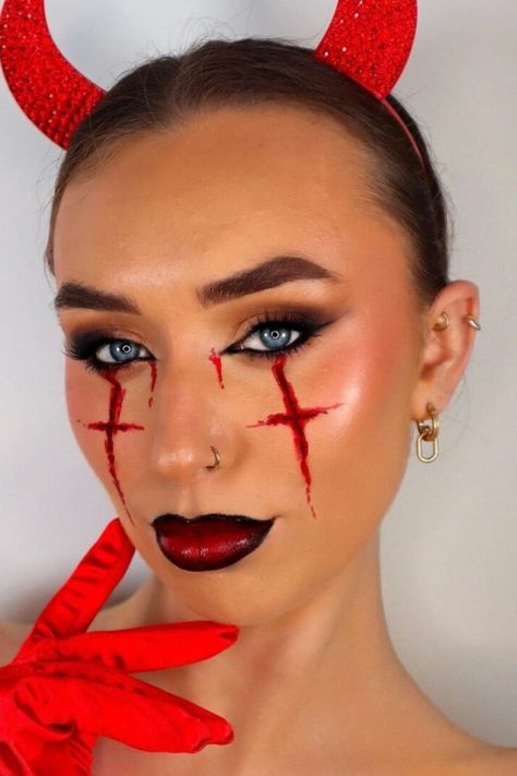 It’s a spooky season indeed. All the devils are out. If you’re a minimalist looking to wear devil makeup this Halloween, we strongly recommend this classy and easy makeup look.//photocredit: @emmafarrellmakeup Devil Makeup Women Halloween, Simple Devil Halloween Makeup, Cute Devil Makeup Halloween Easy, Halloween Makeup Devil Easy, Devil Costume Hair Ideas, Women’s Devil Makeup, Devil Costume Makeup Easy, Easy Halloween Makeup Devil, Glam Devil Makeup