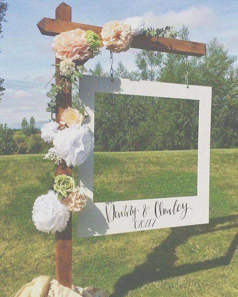 Wedding Frame Photo Booth, Photo Area For Wedding, Photoframes Photography, Secret Garden Party Theme, Photoboth Mariage, Low Cost Wedding Ideas Decor, Wedding Planning Decor, Wedding Activities, בר מצווה