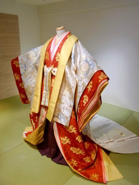 Royal Kimono Japan, Fancy Kimono Traditional, Kimono Fashion Traditional, Fancy Kimono, Traditional Asian Clothing, Asian Traditional Clothes, Kimono Traditional, Heian Era, Kimono Japan