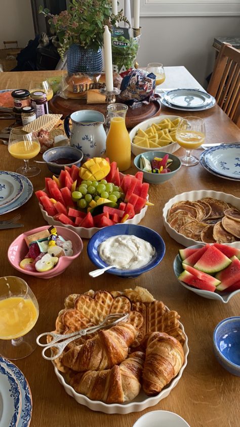 #brunch #friends #food #breakfast #healthyfood #morning #scandinavian #stockholm Brunch Cute Ideas, Friends Breakfast Ideas, At Home Breakfast Buffet, Family Style Breakfast, Home Brunch Aesthetic, At Home Brunch Party, Breakfast Spread Aesthetic, Leavers Breakfast, Bday Breakfast Ideas