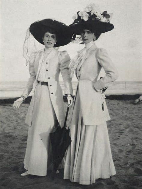 1900s Two fashion-conscious women on the beach. Socialite, Baroness Olga de Meyer is on the right by ?. From i.pinimg.com/originals/7e/95/b3/7e95b3abf085e29ff73459a15de6e69e/. Weird Photos, Body Change, 1900 Fashion, Laugh Meme, Bijoux Art Nouveau, 1900s Fashion, Philip Treacy, 20th Century Fashion, Edwardian Dress