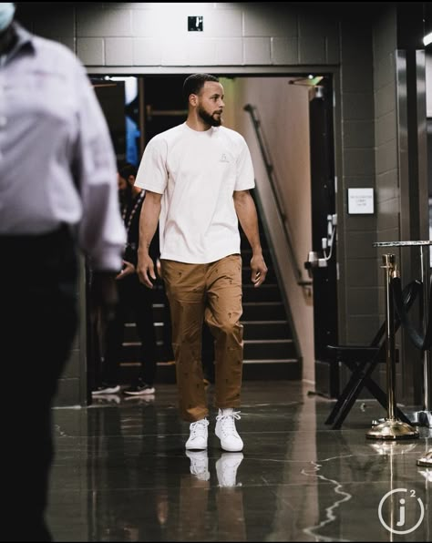 Stephen Curry Outfit, Steph Curry 3, America Wallpaper, Wardell Stephen Curry, Nba Outfit, Nba Fashion, Basketball Is Life, Nba Pictures, Basketball Ball