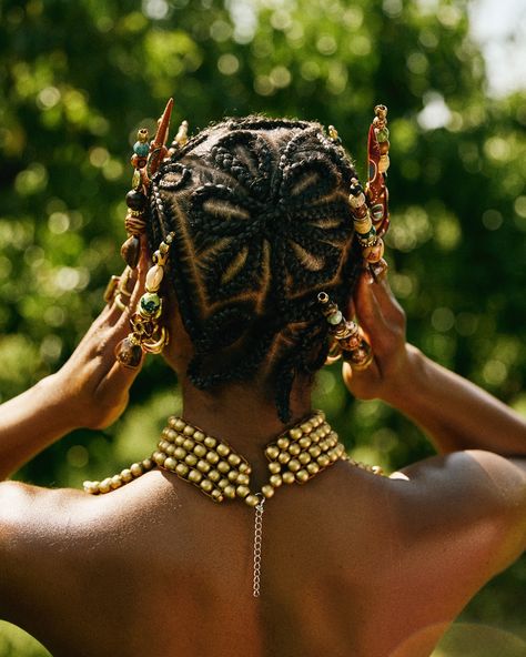 Flower Child 🌸 BRAIDED BALDIE inspired by @tookiedidit Model: @allykaaat Hairstylist: @braidkillaclee Photographer: @darrinbaldridge Stylist: @alemsworld Nail Artist: @artbeautyandsoul Set Assistance: @ariel.meii #knotlessbraids #summer #summerhair #bayarea #labraider #bayareabraider #stitchbraids #tutorial #houstonbraider #houstonhairstylist #nycbraider #nychairstylist #atlbraider #atlhairstylist #lahairstylist #travelhairstylist #travelinghairstylist Sea Shell Braids, Braid Aesthetic Hairstyles, Braided Baldie Hair, Hair Photoshoot Ideas Braids, Exotic Braids, Cool Braided Hairstyles, Golden Locs, Braid Art, Braid Flower