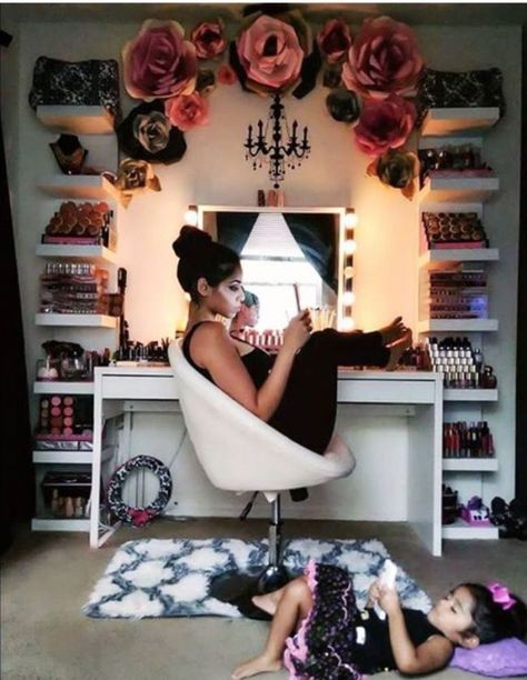 Diy Makeup Table Ideas, Diy Makeup Vanity Table, Pinterest Bedroom, Makeup Vanity Ideas Bedrooms, Vanity Diy, 40 Makeup, Diy Makeup Vanity, Makeup Room Decor, Makeup Table Vanity